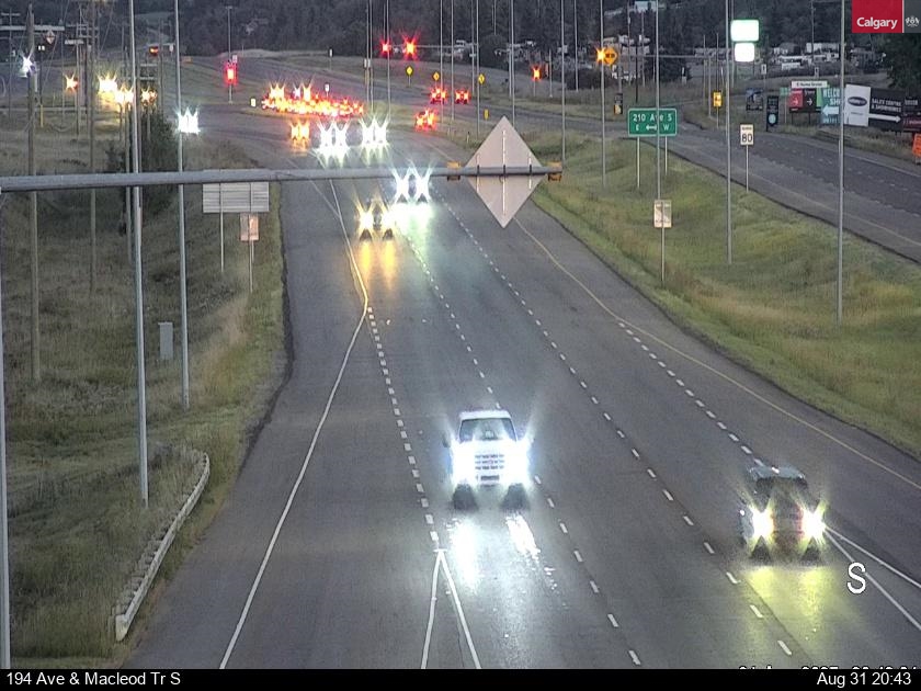 Traffic Cam 194 Avenue / Macleod Trail S